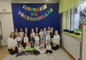 Grupowe zdjęcie z pasowania na przedszkolaka 4-latki