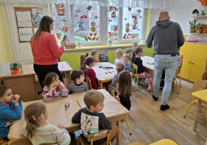 Przekazanie cennych dzieciom podczas wykonania karmnika