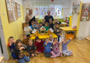 Pamiątkowe zdjęcie i radość dzieci nie do opisania