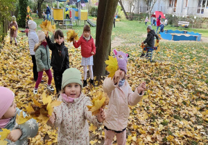 Radość dzieci podczas swobodnych zabaw w przedszkolu