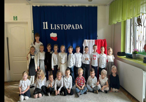 Pamiątkowe zdjęcie grupy IV podczas akcji Szkoła do hymnu