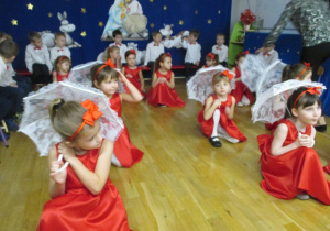 Taniec dziewczynek dla Babci i Dziadka