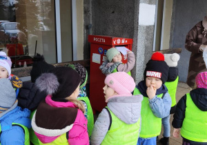 Wysyłanie listów przez dzieci na pobliskiej poczcie do skrzynki pocztowej