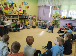Cała Polska czyta dzieciom w grupie IV z babcią Stasia