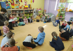 Cała Polska czyta dzieciom w grupie IV z babcią Stasia