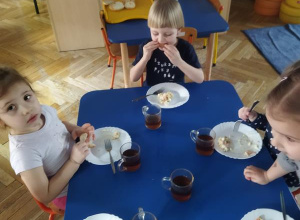 Dzień sałatki - wykonanie sałatki warzywnej przez dzieci z II grupy