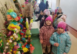 Zwiedzanie wystawy "Palm Wielkanocnych" w Szkole Podstawowej numer 206