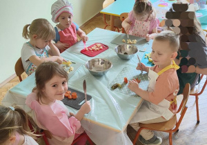 Dzieci z grupy kroją warzywa i owoce