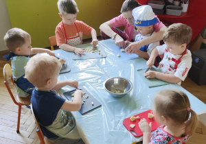 Poznają zasady prawidłowego zachowania się podczas przygotowania potrawy na II śniadanie