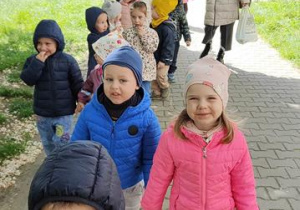 Dzieci idą do autokaru aby jechać do teatru