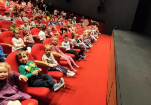 Dzieci czekają aż rozpocznie się spektakl