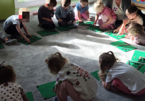 Guzikowe zabawy na dywanie