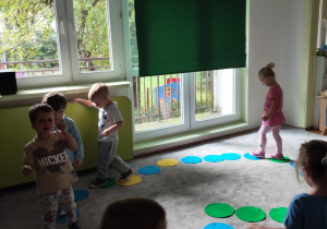 Kropkowe zabawy na dywanie