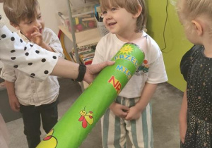 Niesamowita radość chłopca podczas pasowania na przedszkolaka