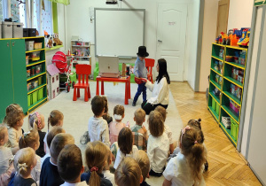 Magiczne sztuczki poszukiwań w worki iluzjonisty