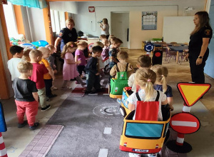 Bezpieczny przedszkolak spotkanie ze Strażą Miejską w grupie 2