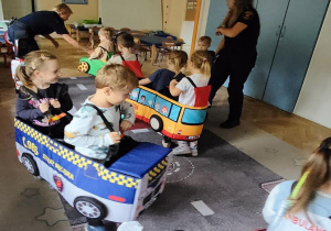 Jak bezpiecznie poruszać się przy ulicy