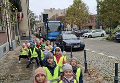 Dzieci idą do Teatru Arlekin