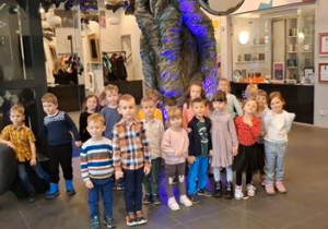 Dzieci w teatrze w oczekiwaniu na spektakl