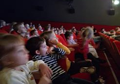 Dzieci oglądają spektakl Wielka zagadka Misia Uszatka