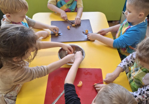 Dzieci kroją mandarynki