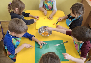 Pełne skupienie podczas przygotowania sałatki