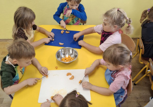 Współpraca w grupie podczas przygotowania sałatki