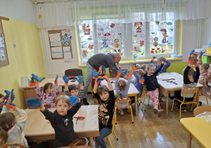 Radość dzieci do wykonania karmników