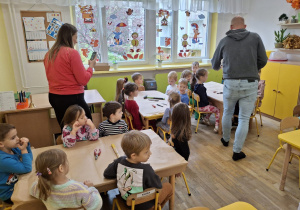 Przekazanie cennych dzieciom podczas wykonania karmnika