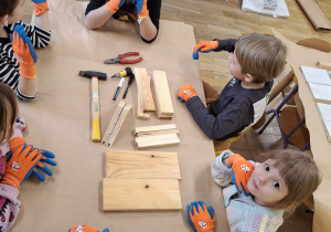 Przygotowywanie karmników przez dzieci