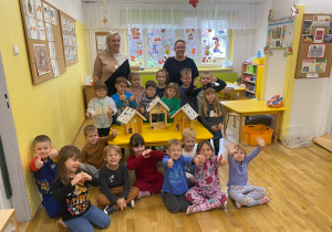 Pamiątkowe zdjęcie i radość dzieci nie do opisania