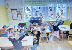 Radość dzieci podczas tworzenia karmników