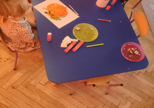 Dzieci wykonują dynie z bibuły