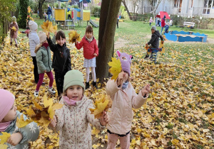 Radość dzieci podczas swobodnych zabaw w przedszkolu