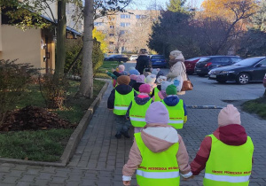 Grupa II idzie do autokaru na wycieczkę