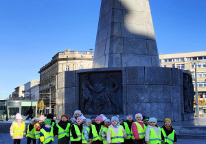 Pamiątkowe zdjęcie pod pomnikiem Tadeusza Kościuszki w drodze do muzeum