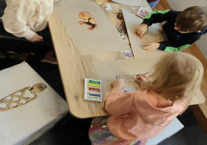 Poznanie współczesnej metody wykonania malowideł naskalnych