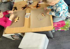 Dzieci tworzą pamiątkową pracę na warsztatach