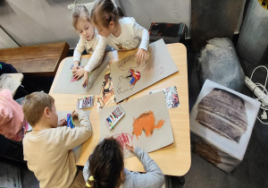 Warsztaty malowideł naskalnych podczas pobytu w muzeum