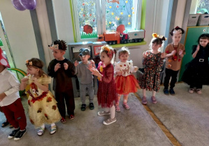 Jesienne stroje dzieci na balu