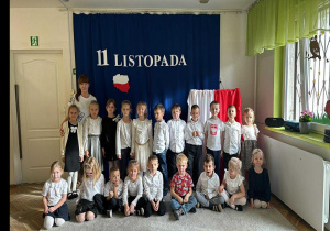 Pamiątkowe zdjęcie grupy IV podczas akcji Szkoła do hymnu