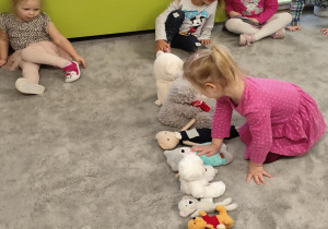 Zabawy w przeliczanie na dywanie z misiami