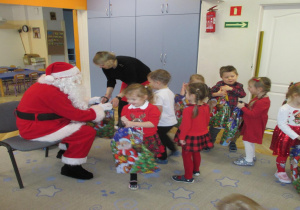 Mikołaj obdarowuje prezentami dzieci z grupy II