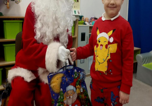 Wręczenie prezentu chłopcu