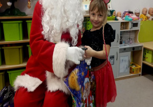 Wręczenie prezentu dziewczynce