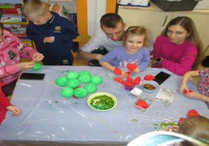 Malowanie choinkowych bombek