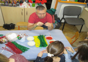 Niezbędna pomoc taty podczas tworzenia świątecznej laski Mikołaja