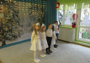 Dzieci recytują wiersze