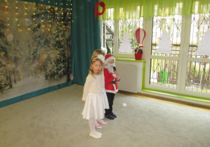 Dziewczynka z chłopcem recytują wiersz na przedstawieniu