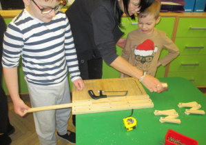 Przygotowanie materiałów przez dzieci do wykonania pracy